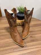 Bota Texana Tribal Em Couro Havana Cano Tradicional Bordado Tribal Bico Fino Solado Madeira