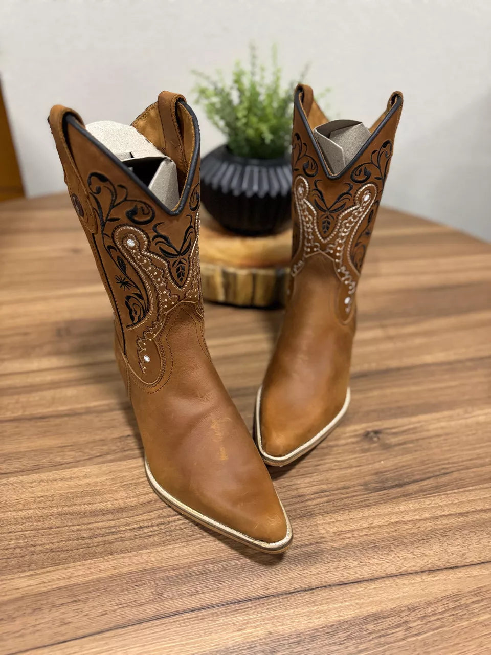 Bota Texana Tribal Em Couro Havana Cano Tradicional Bordado Tribal Bico Fino Solado Madeira